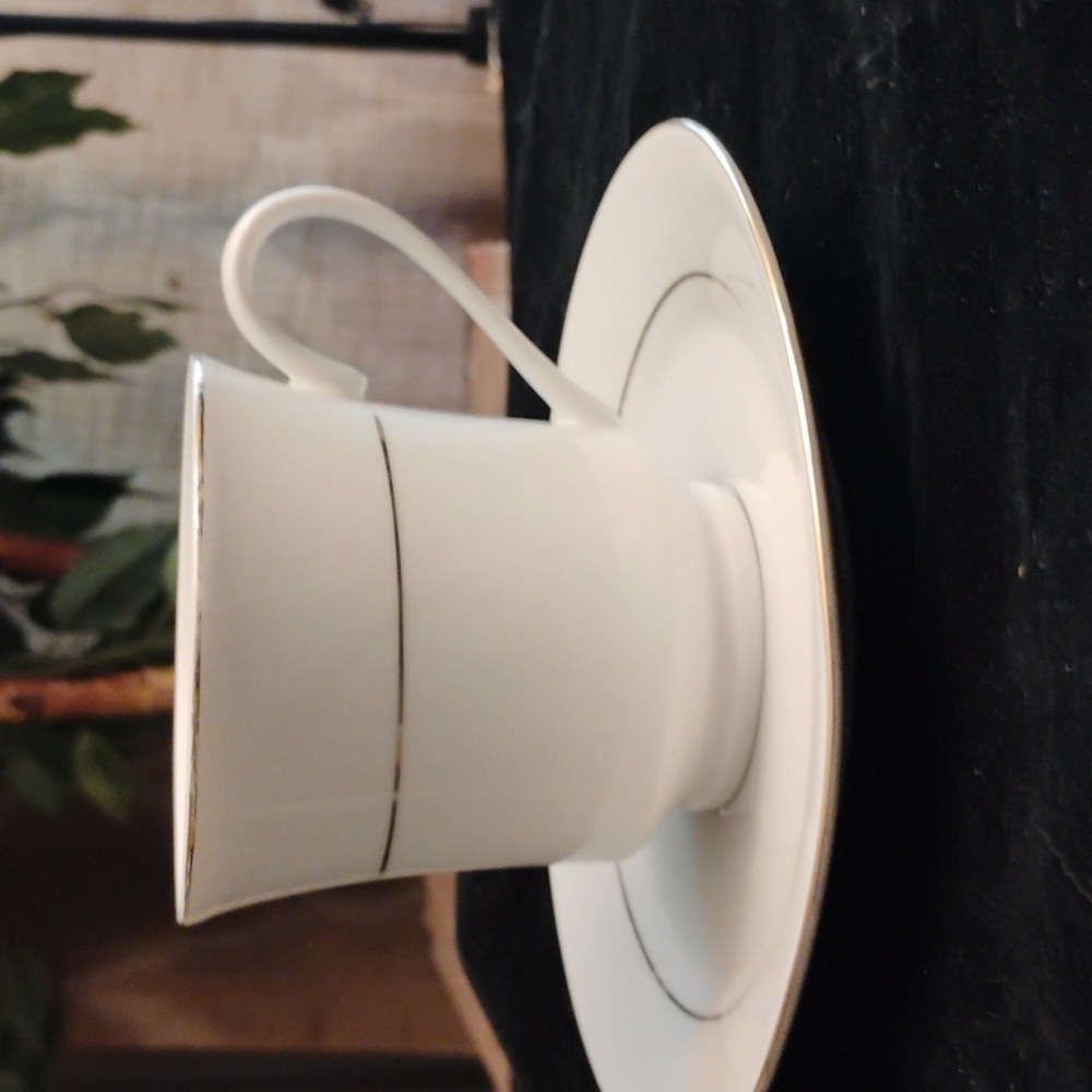 20-Piece Porcelain Dinnerware Set - White and Gold
